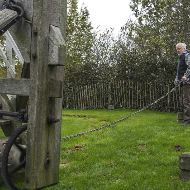 Molenaar Peter Vandenbrande kruit de molen<br>25-10-2020 - ©Patrick Goossens