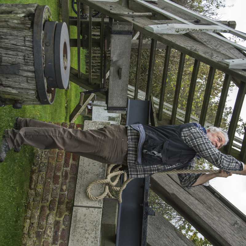 Molenaar Peter Vandenbrande vangt de molen<br>25-10-2020 - ©Patrick Goossens